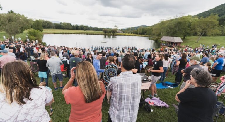 « Ce n&rsquo;est que le début » : une méga-église de Caroline du Nord baptise 282 personnes en un jour