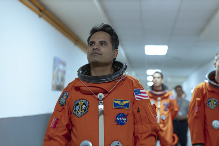 Critique de « A Million Miles Away » : le voyage religieux d&rsquo;un travailleur migrant vers l&rsquo;espace