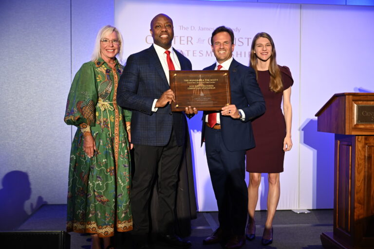 Tim Scott, candidat à la présidence, reçoit le prix Christian Statesman : « Un choix évident »