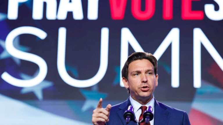 DeSantis s&rsquo;associe à des pasteurs pour tenter de gagner sur Trump