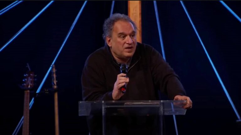 Enquête : Mike Pilavachi a « utilisé son autorité spirituelle pour contrôler les gens »