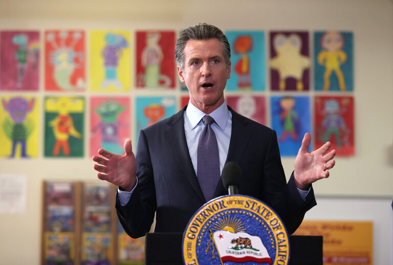 Gavin Newsom signe un projet de loi exigeant des toilettes non sexistes dans les écoles californiennes d&rsquo;ici 2026