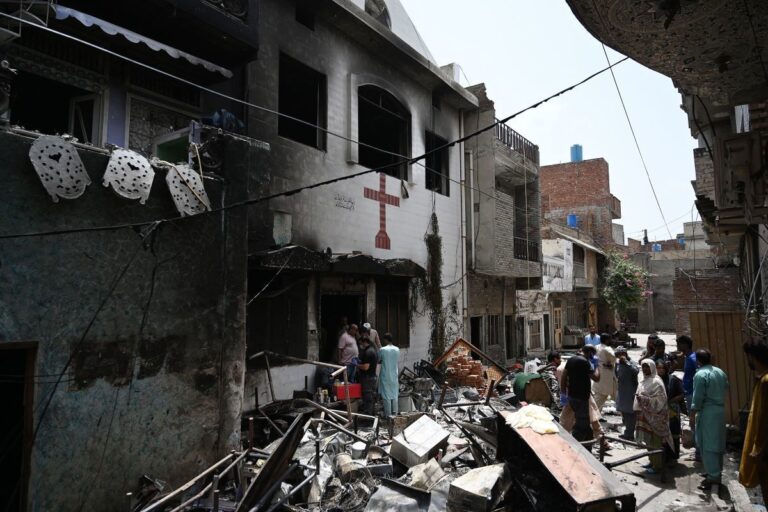La Voix des Martyrs aide les chrétiens déplacés après que la foule ait détruit 25 églises et 80 maisons au Pakistan