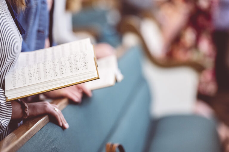 La fréquentation des églises et le bénévolat rebondissent mais restent en dessous des niveaux d&rsquo;avant la pandémie : rapport