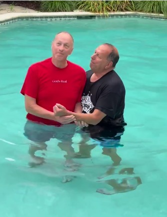 La légende de la NFL Jim Kelly se fait baptiser : "La meilleure décision que j'ai prise de ma vie"