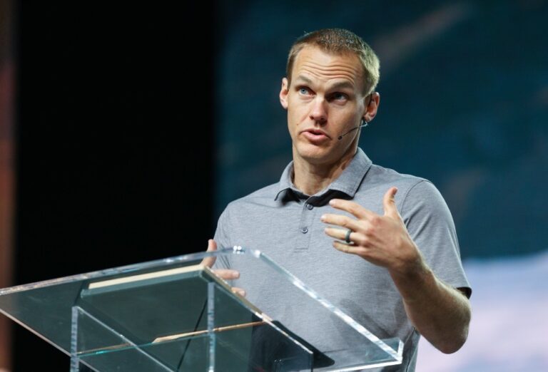 Le fils adoptif de David Platt arrive à la maison après des années de retard causé par la pandémie de COVID