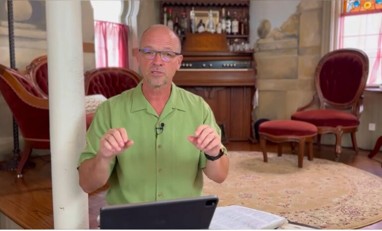 Le pasteur Mike Baker annonce une nouvelle église 6 mois après sa démission suite au scandale de l&rsquo;adultère de son fils