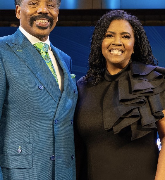 Le pasteur Tony Evans annonce ses fiançailles ; rend hommage à sa défunte épouse et demande des prières à la congrégation