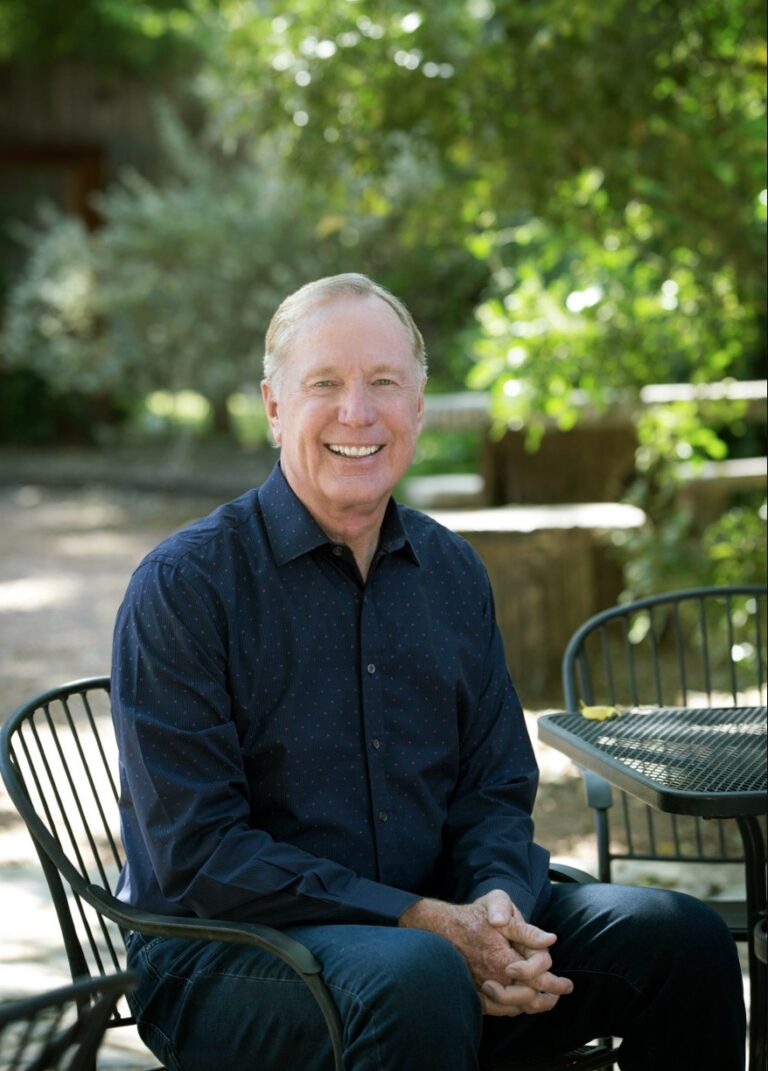 Max Lucado révèle qu&rsquo;il dépendait de l&rsquo;alcool pour faire face aux pressions de la vie et a avoué son « hypocrisie » aux aînés