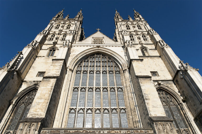 Plus de la moitié du clergé de l&rsquo;Église d&rsquo;Angleterre déclare que les relations sexuelles homosexuelles avant le mariage sont acceptables et veulent changer la doctrine anglicane