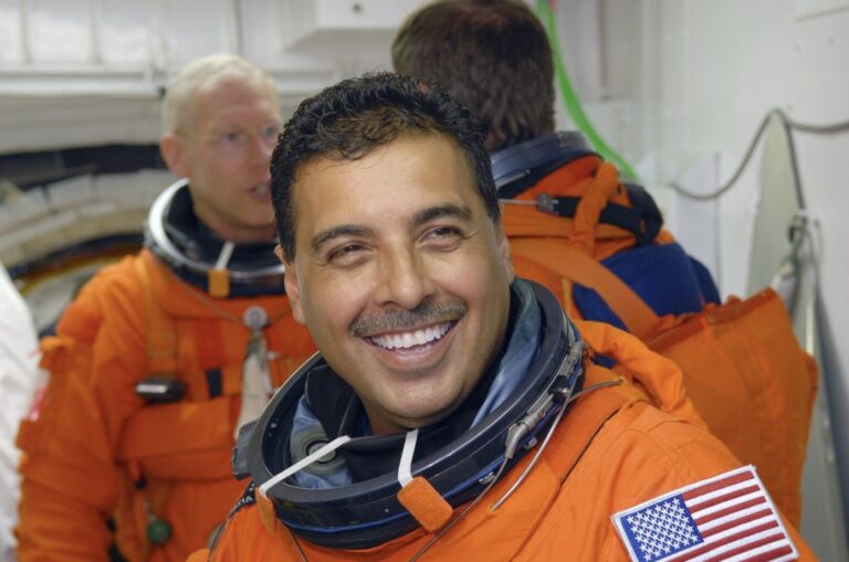 Un travailleur migrant devenu astronaute à l&rsquo;origine de « A Million Miles Away » raconte comment Dieu l&rsquo;a appelé dans l&rsquo;espace