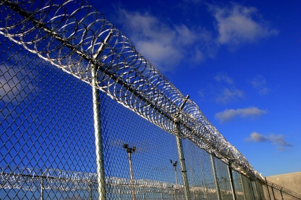 Une détenue agressée sexuellement par un prisonnier trans dans le New Jersey, selon un procès
