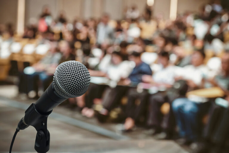 Un membre du conseil scolaire doit cesser de citer les Écritures lors des réunions : procès