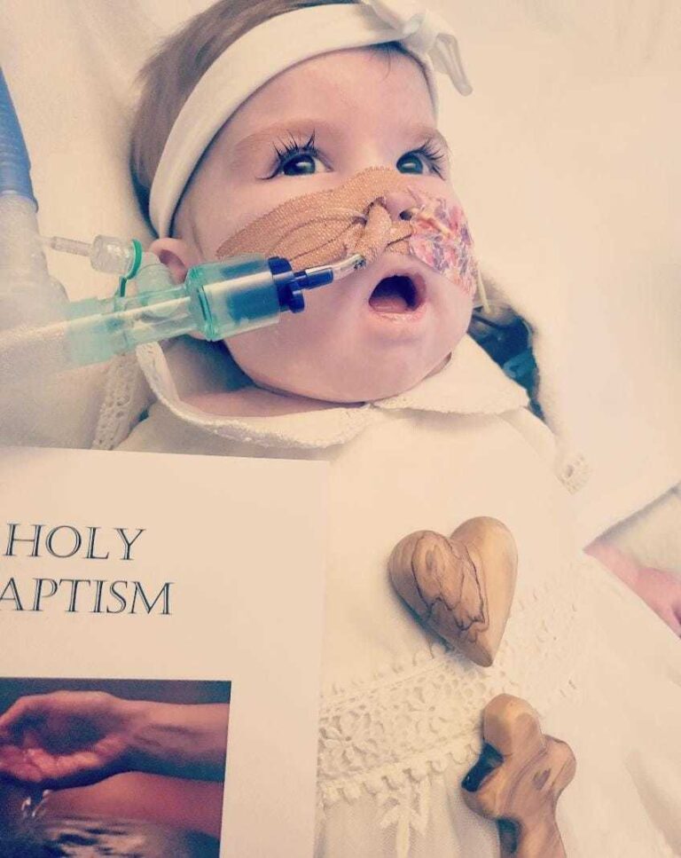 Les parents mènent une bataille juridique pour empêcher l&rsquo;hôpital de retirer le bébé de 7 mois du système de réanimation