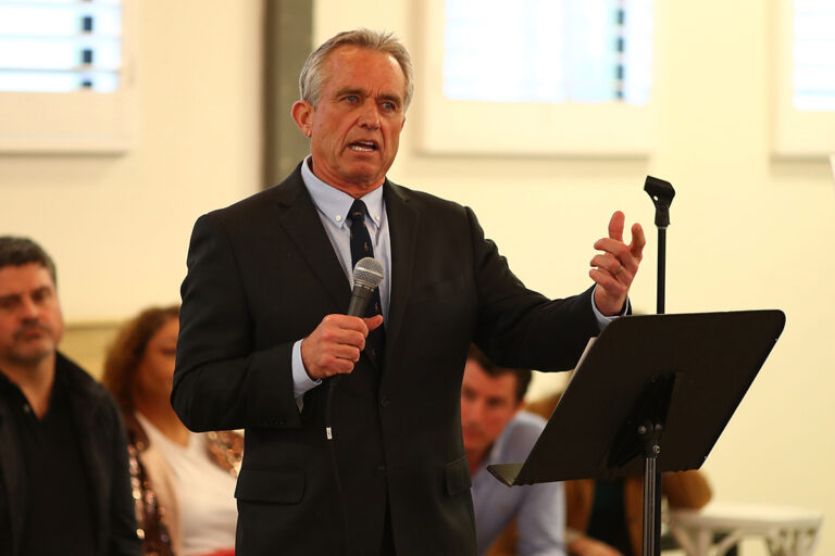 RFK Jr. prévient que le « modèle féodal » de Black Rock pourrait transformer les États-Unis en une « nation de locataires »