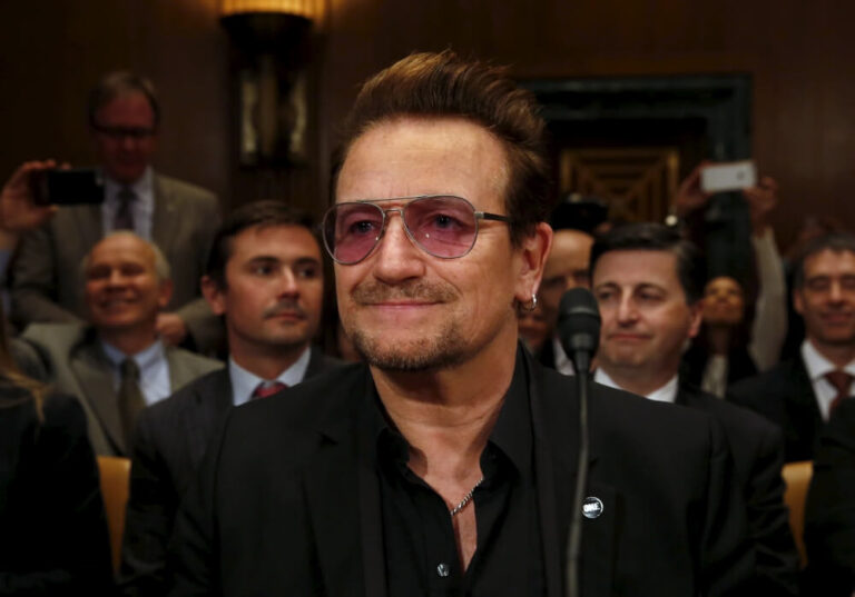 Bono de U2 rend hommage aux « beaux enfants » assassinés par le Hamas lors d&rsquo;un festival de musique en Israël