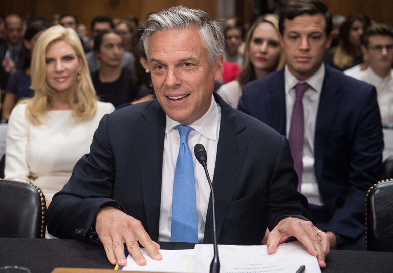 Jon Huntsman retire le financement des donateurs de l&rsquo;UPenn pour « relativisme moral » à la suite des attaques du Hamas