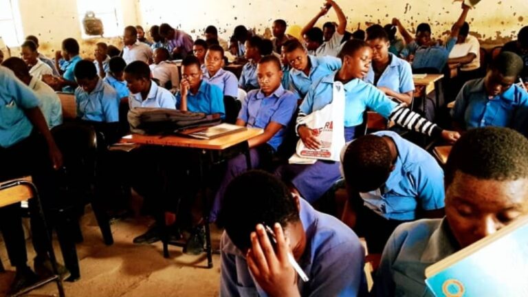 Des élèves d’une école africaine chassent l’affilié de Planned Parenthood et brûlent des préservatifs