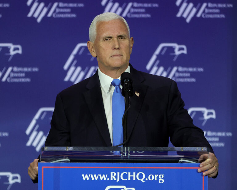 Mike Pence suspend sa campagne présidentielle face à un soutien en baisse : « une bataille difficile »