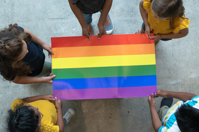 Le comté de Los Angeles dit aux travailleurs sociaux qu&rsquo;il n&rsquo;y a « pas de bon ou de mauvais âge pour interroger un enfant sur son orientation sexuelle »