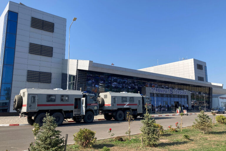 « Nous sommes ici pour les Juifs » : une foule prend d&rsquo;assaut l&rsquo;aéroport à la recherche des passagers d&rsquo;un vol israélien
