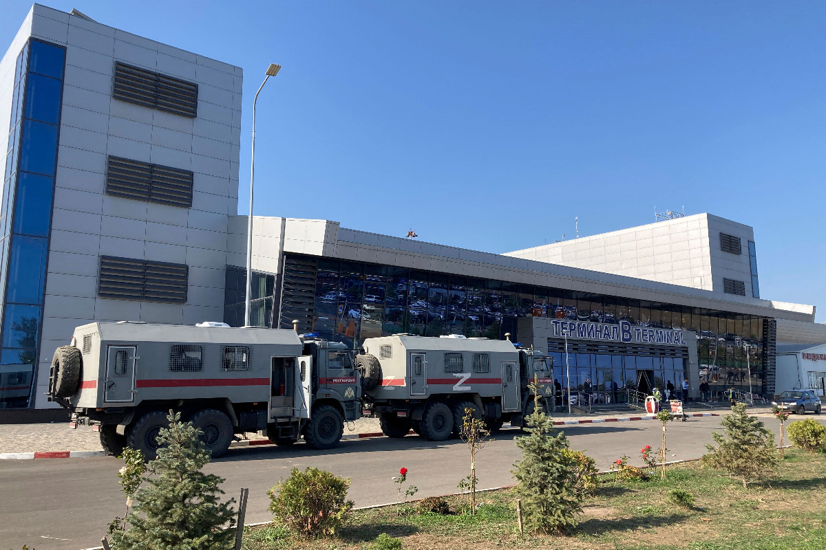 "Nous sommes ici pour les Juifs" : une foule prend d'assaut l'aéroport à la recherche des passagers d'un vol israélien