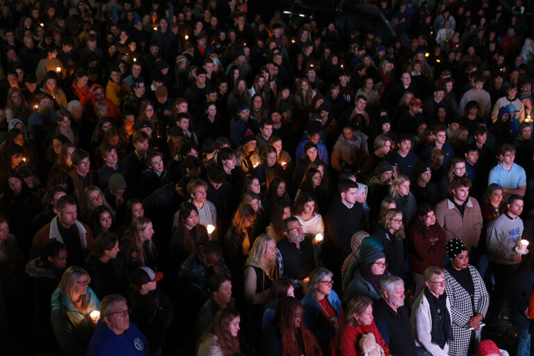 18 victimes de la fusillade de masse dans le Maine pleurées lors d&rsquo;une veillée à laquelle ont participé plus de 1 000 personnes