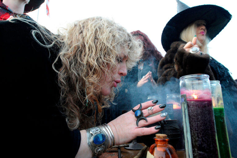 6 histoires étonnantes de satanistes, de sorcières et de médiums qui ont abandonné l&rsquo;occulte – et ont trouvé Jésus