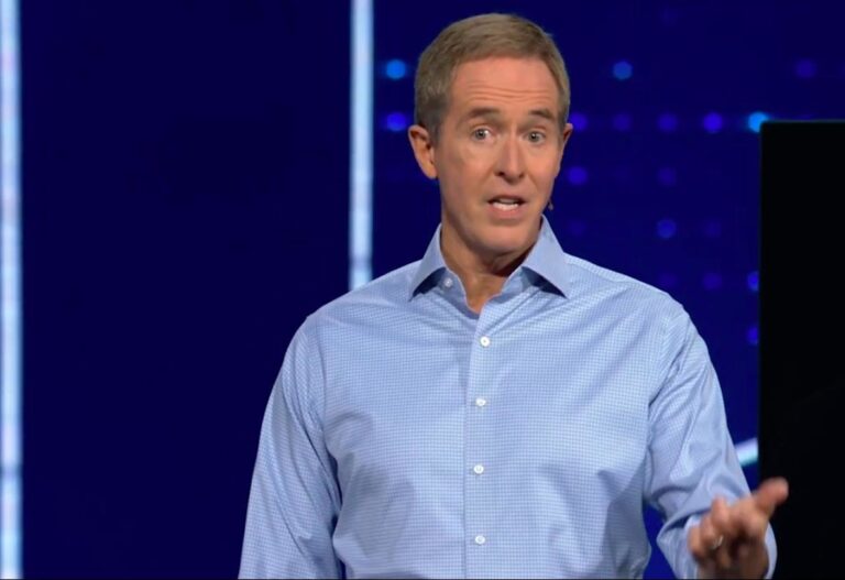 Andy Stanley défend une conférence pour les parents d' »enfants gays », affirmant que l&rsquo;homosexualité n&rsquo;est pas un « comportement », mais une « attirance déterminante »