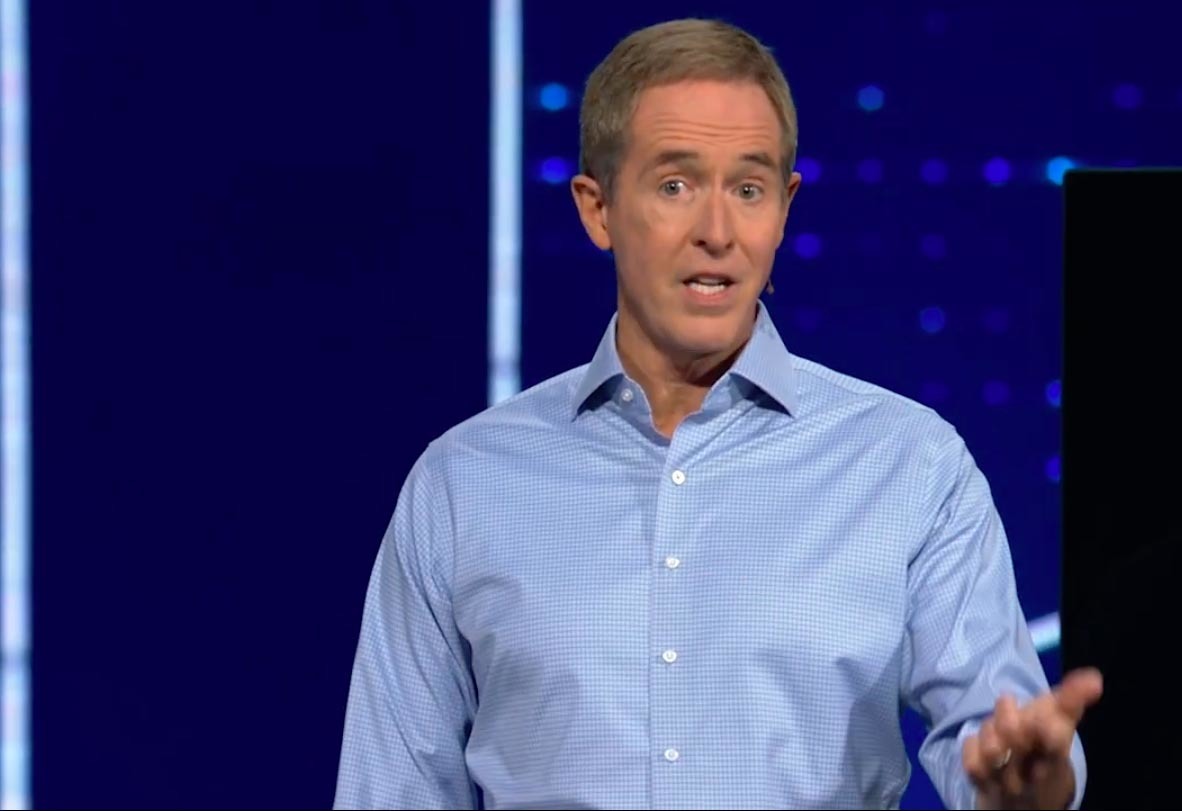 Andy Stanley défend une conférence pour les parents d'"enfants gays", affirmant que l'homosexualité n'est pas un "comportement", mais une "attirance déterminante"