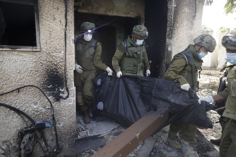 Des terroristes du Hamas racontent avoir violé le cadavre d&rsquo;une jeune fille et offert une récompense de 10 000 dollars et un appartement aux otages
