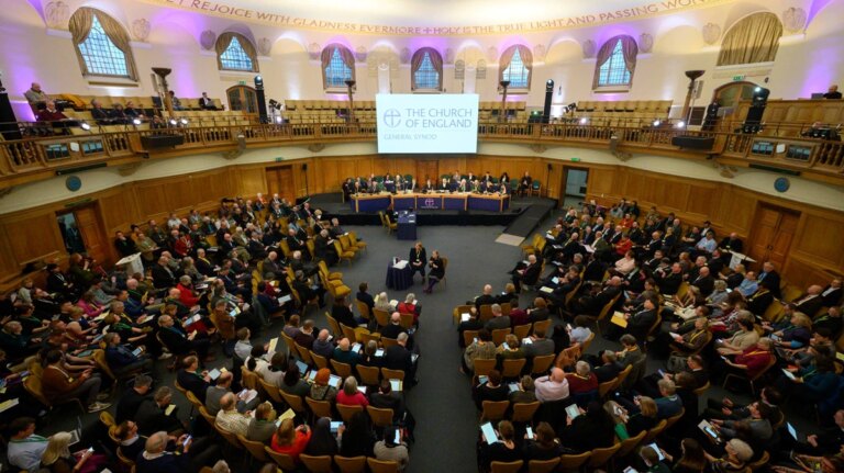 L&rsquo;Église d&rsquo;Angleterre avance son projet de bénir mais pas de confirmer les couples de même sexe