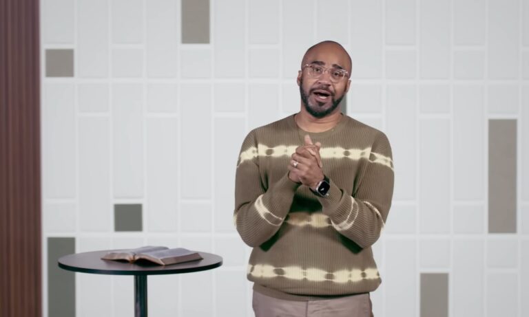 L&rsquo;Église de la Fellowship met le pasteur Albert Tate en congé pour textes et commentaires « inappropriés »