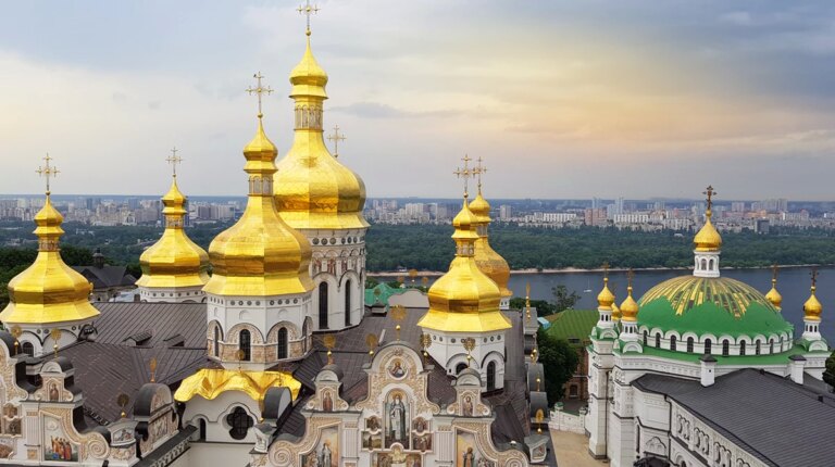 L’Ukraine adopte une loi interdisant l’Église orthodoxe liée à la Russie