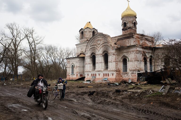 Les législateurs ukrainiens proposent une loi interdisant les églises ayant des liens avec Moscou