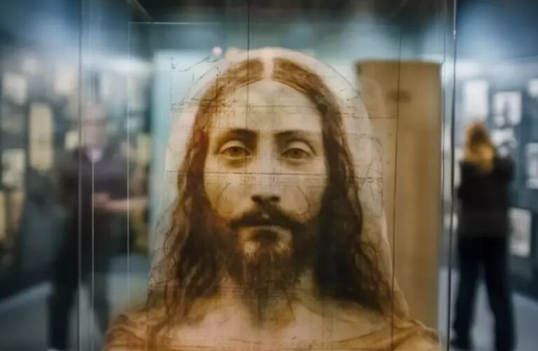 L’interprétation par l’IA du Linceul de Turin représente le visage de Jésus aux cheveux longs et à la barbichette.