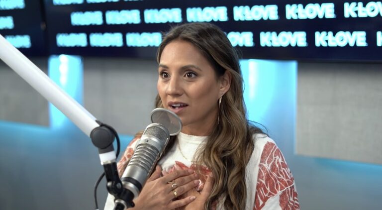 Rachael Lampa explique pourquoi elle a quitté l&rsquo;industrie musicale et comment elle reste proche de Dieu à son retour