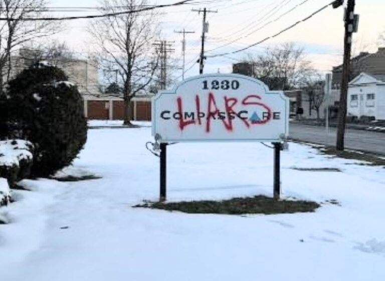 Un centre de grossesse pro-vie intente une action en justice en vertu de la FACE Act après que le DOJ n&rsquo;a pas réussi à inculper les vandales