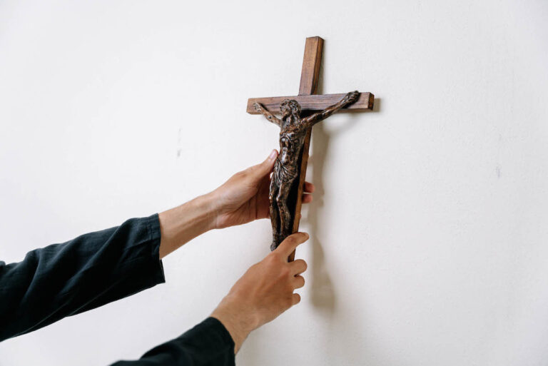 Un enseignant contraint de retirer une croix et un verset biblique de sa classe après la plainte d&rsquo;un groupe athée