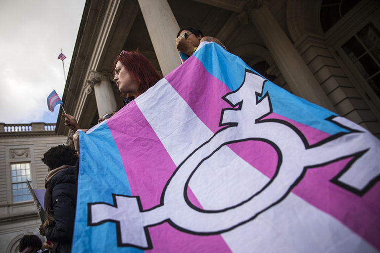 Une jeune femme poursuit l’American Academy of Pediatrics pour des procédures trans défigurantes