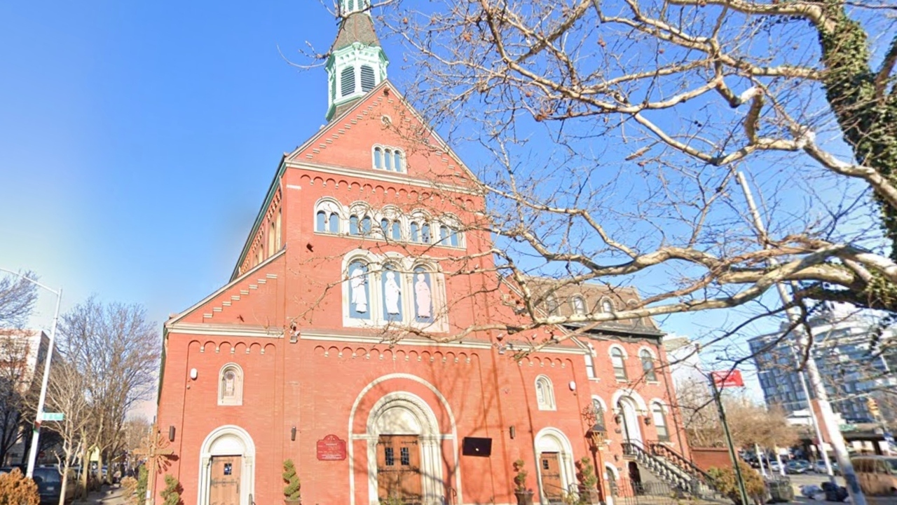 L'évêque de Brooklyn "consterné" par le clip obscène de Sabrina Carpenter filmé dans une église