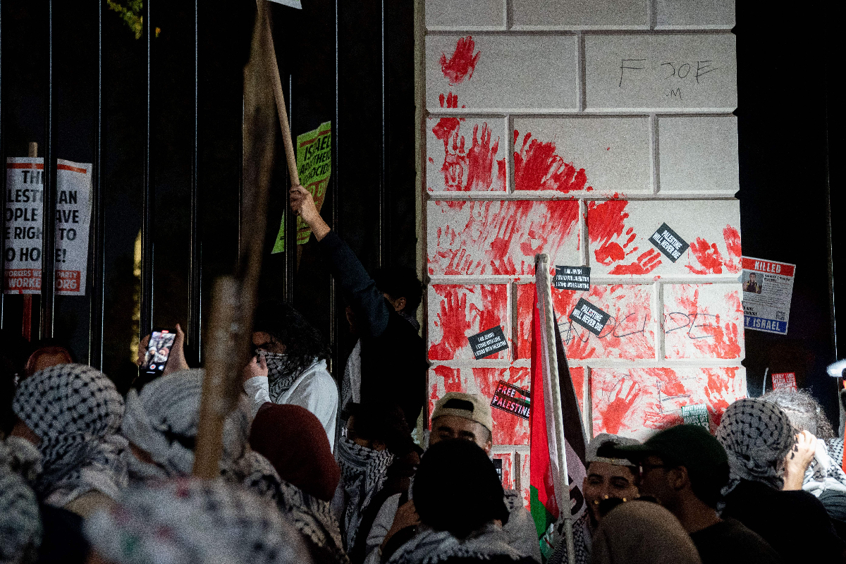 Des manifestants pro-palestiniens vandalisent la porte de la Maison Blanche et endommagent des biens