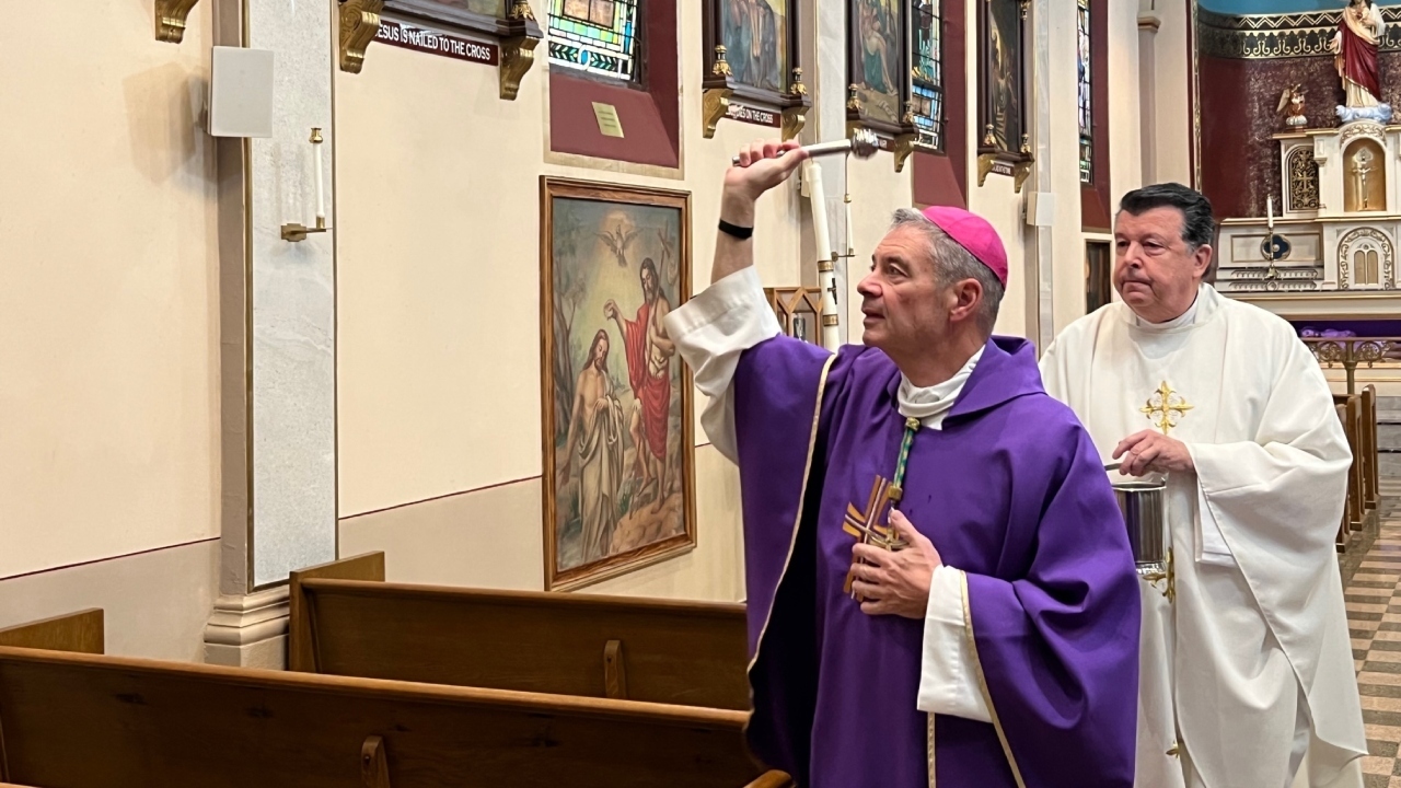 L'évêque célèbre une messe de réparation dans l'église suite à la vidéo obscène de Sabrina Carpenter et rétrograde le prêtre