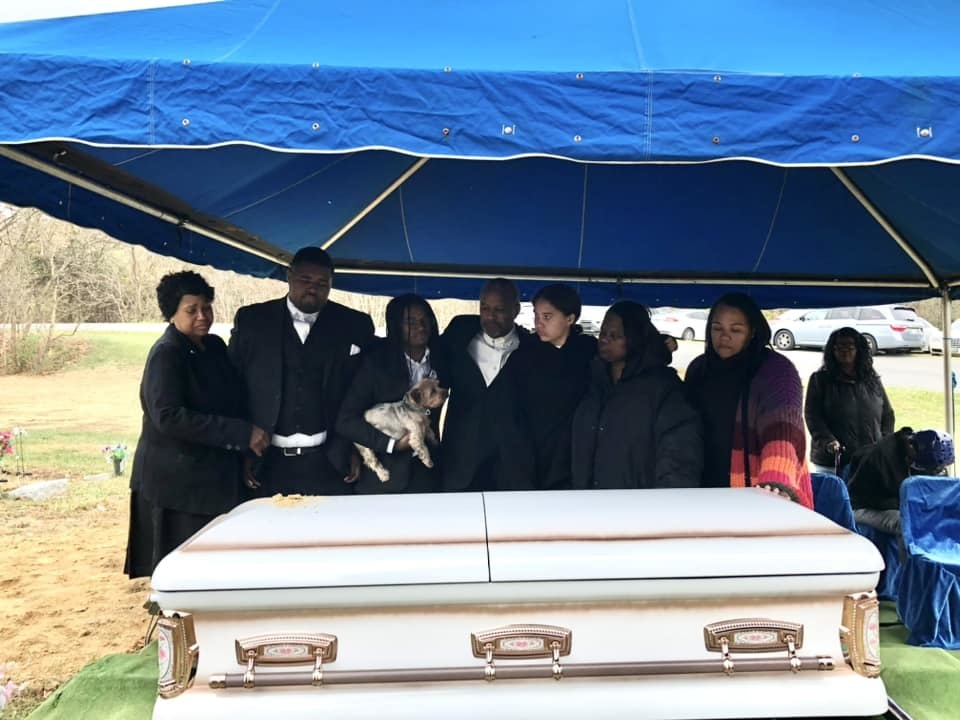La grand-mère a finalement autorisé l'enterrement dans le cimetière de l'église après que le pasteur ait bloqué le corps pendant des mois pour payer la dîme