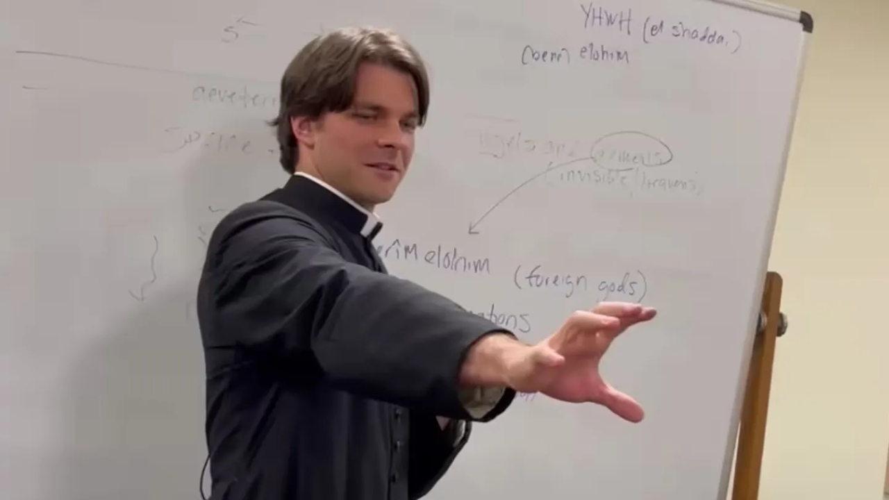 Un prêtre défroqué de l'Alabama revient aux États-Unis après avoir emmené une jeune fille de 18 ans en Italie, selon l'archidiocèse