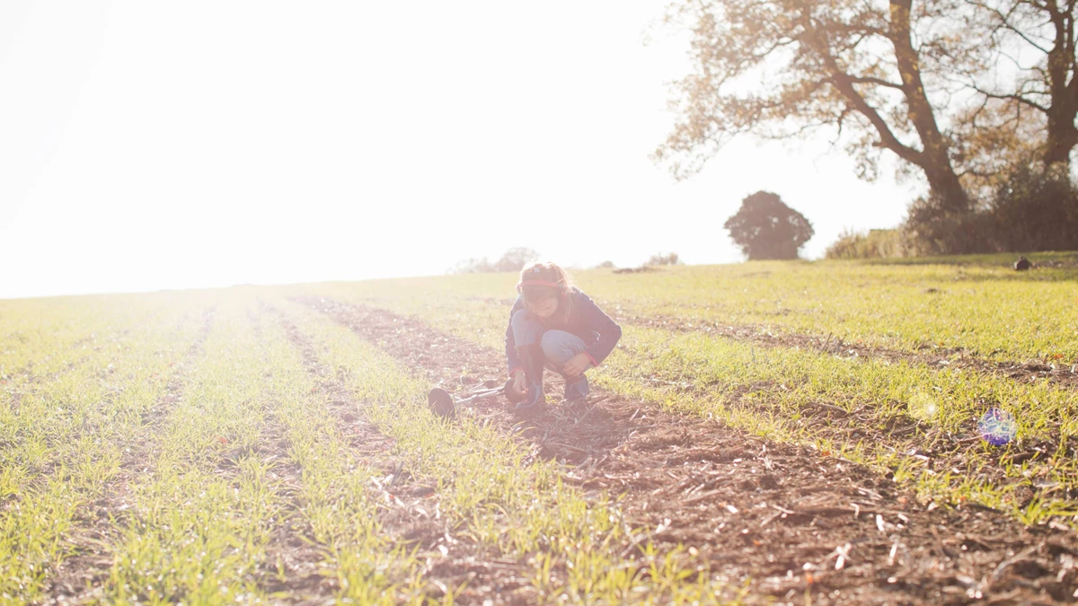Des Britanniques détectant des métaux découvrent des artefacts d’églises médiévales