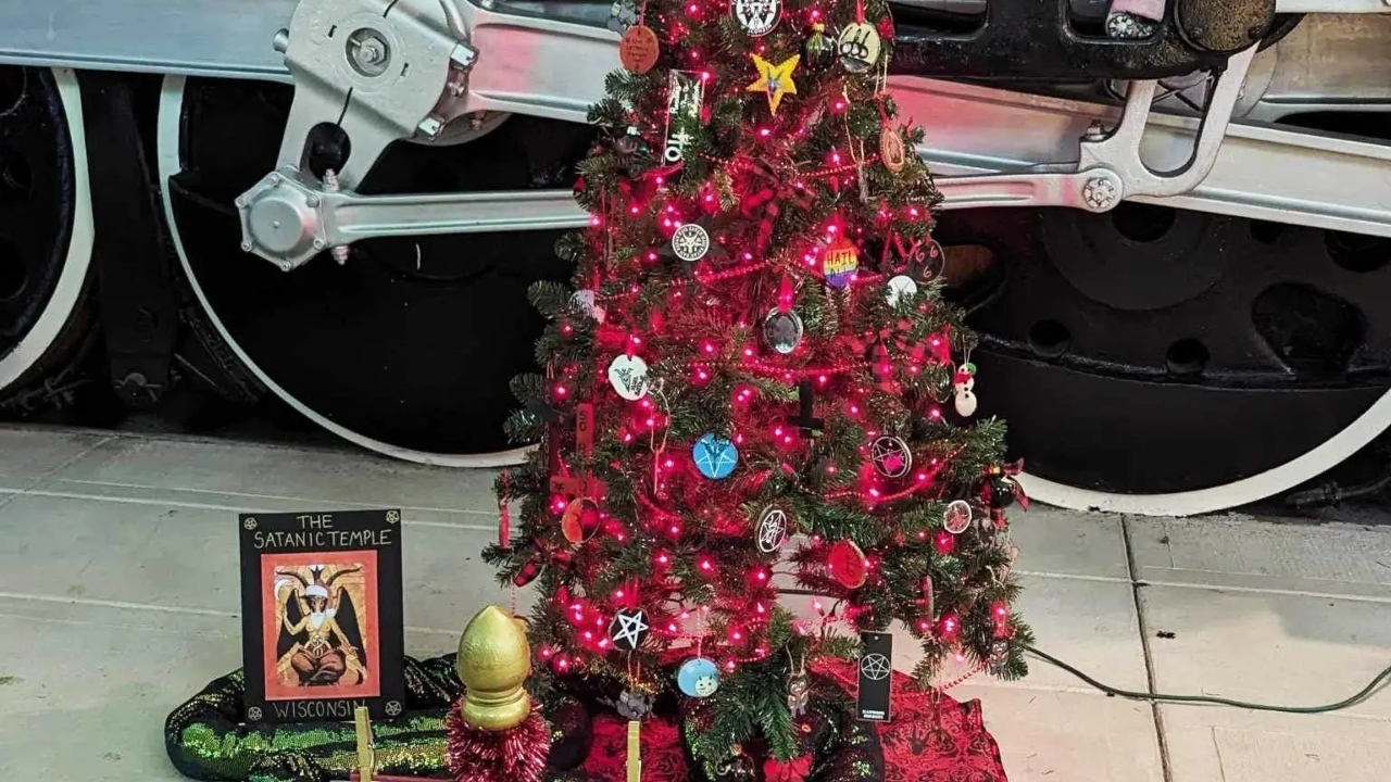 « Offensive contre les chrétiens » : un membre du Congrès républicain fait exploser un « arbre de Noël satanique » dans le Wisconsin