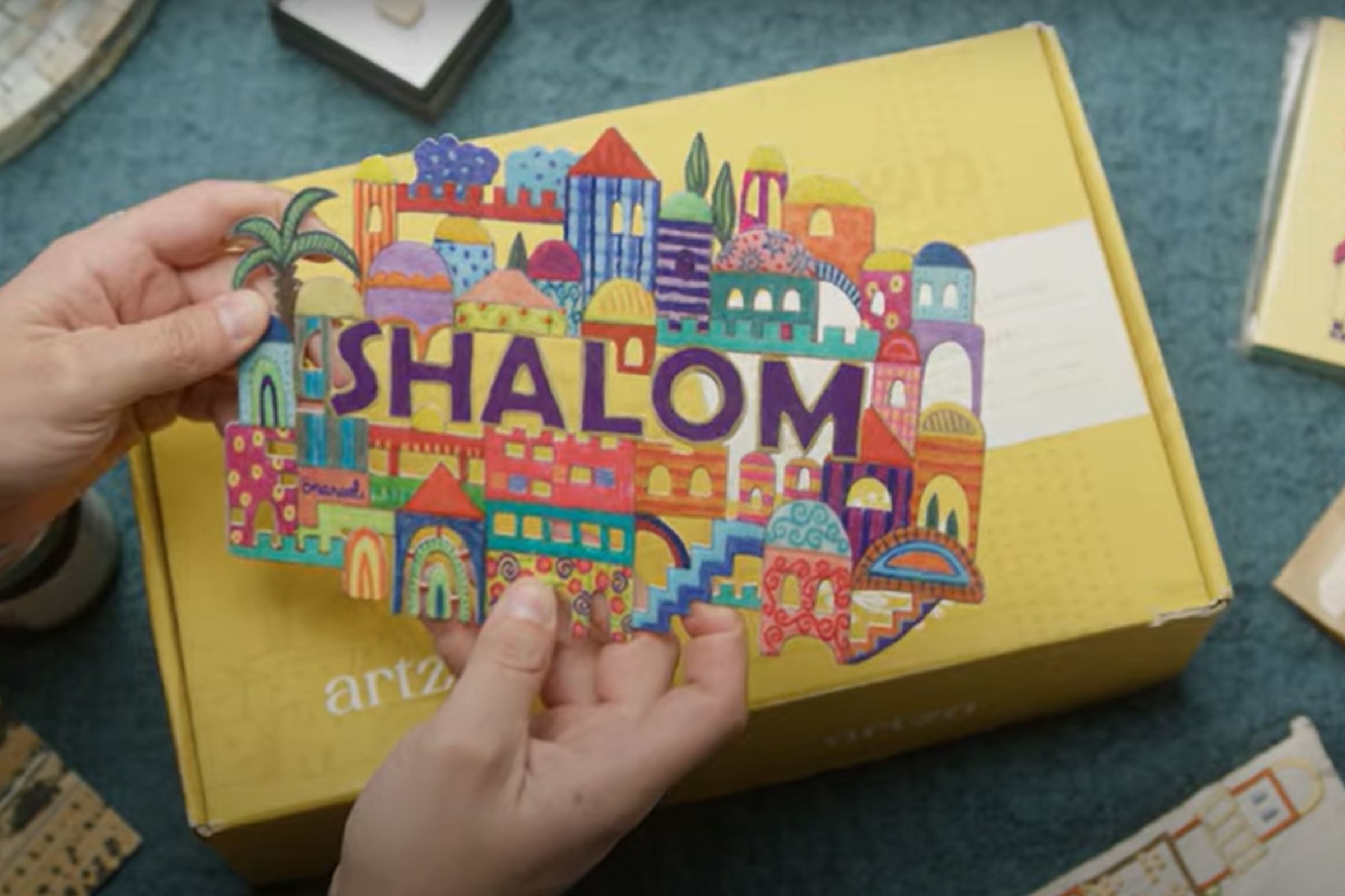 Une entreprise de coffrets cadeaux qui lutte contre l'antisémitisme et sensibilise les gens à Israël