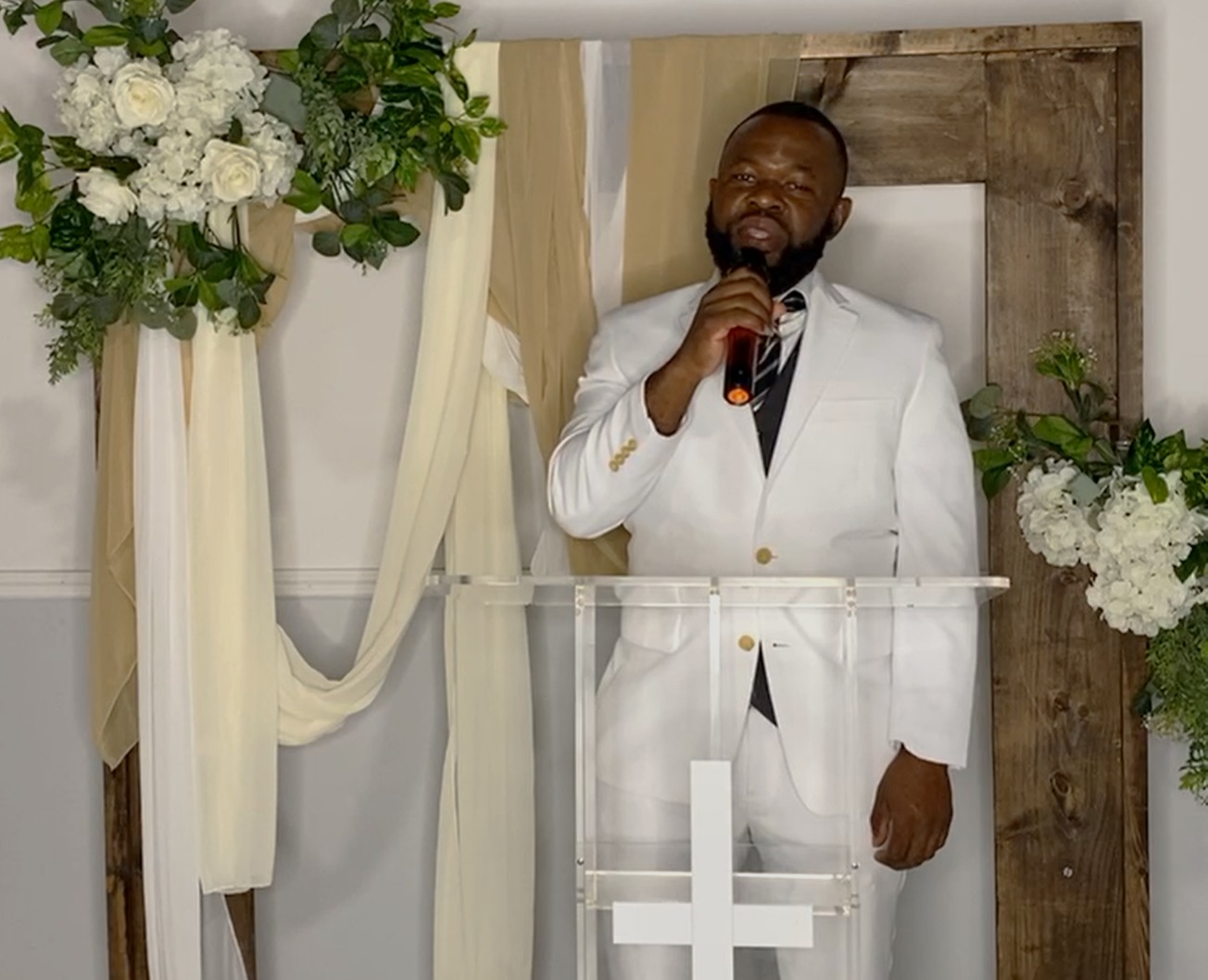 Aucune arrestation pour l'instant après que le pasteur a été abattu devant 100 témoins