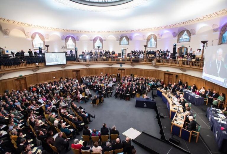 L’Église d’Angleterre vote en faveur de services de bénédiction à l’essai pour les couples de même sexe